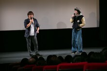 左から三木孝浩、渡辺大知。