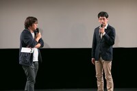 左から三木孝浩、野間口徹。