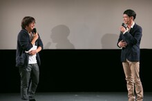 左から三木孝浩、野間口徹。