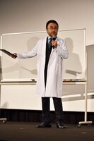 白衣を来て宇宙講座を始める三谷幸喜。