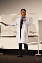 白衣を来て宇宙講座を始める三谷幸喜。