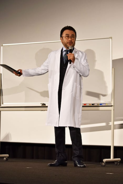 白衣を来て宇宙講座を始める三谷幸喜。