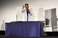 ボールを使って惑星の大きさを説明する三谷幸喜。