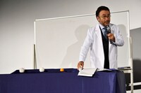 宇宙についての授業をする三谷幸喜。