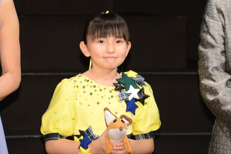 日本語吹替版で女の子を演じた鈴木梨央。