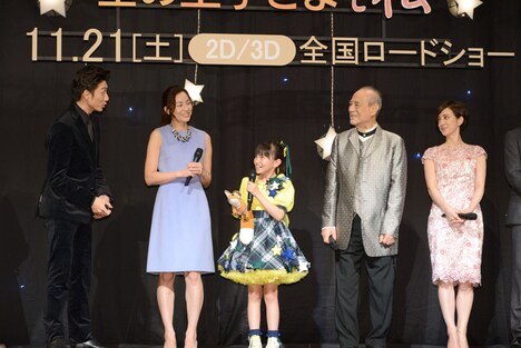 大人びた対応をする鈴木梨央（中央）に感心する伊勢谷友介（左）。