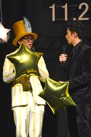 「巨人軍優勝」と書き、伊勢谷友介（右）から叱られるビビる大木（左）。