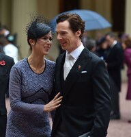 大英帝国勲章授与式に出席したベネディクト・カンバーバッチ（右）と夫人のソフィー・ハンター（左）。（写真提供：picture alliance / Photoshot / ゼータ イメージ）