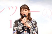 作品への思いを語る西内まりや。