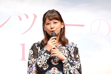 作品への思いを語る西内まりや。