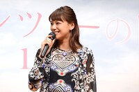 撮影やこれまでのイベントを振り返る西内まりや。