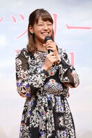 満面の笑みを見せる西内まりや。