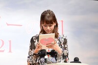 観客のメールに返信する西内まりや。