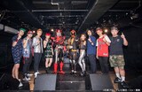 1 FINGERのライブに登場した仮面ライダードライブ（中央左）と仮面ライダーゴースト（中央右）。