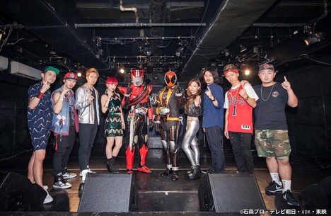 1 FINGERのライブに登場した仮面ライダードライブ（中央左）と仮面ライダーゴースト（中央右）。