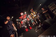 1 FINGERのライブに登場した仮面ライダードライブ（中央左）と仮面ライダーゴースト（中央右）。