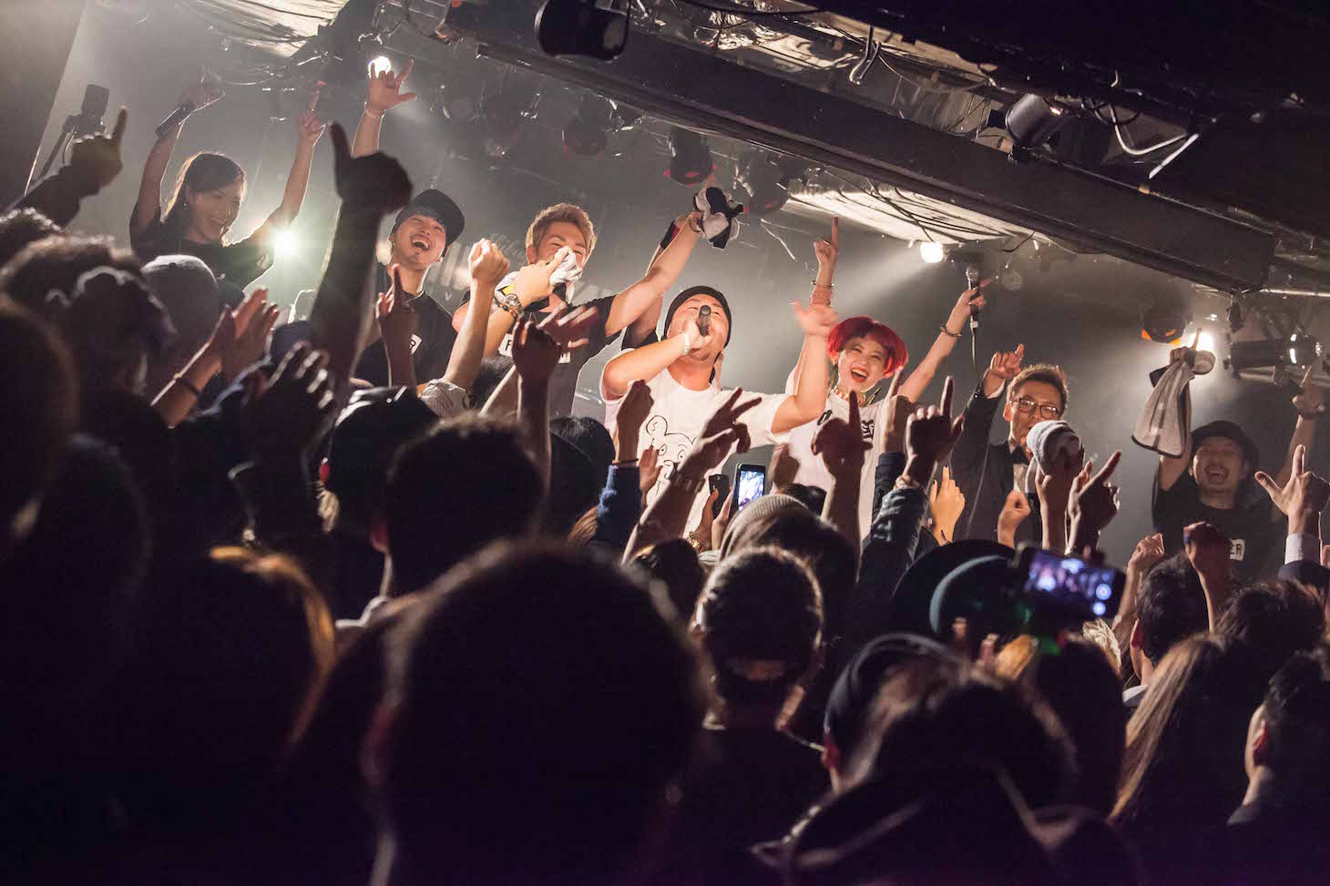 ライブ中の1 FINGER。
