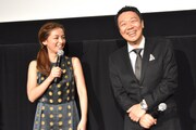 撮影時の裏話を楽しそうに披露する尾野真千子（左）と村上正典（右）。