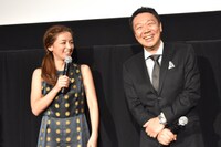 撮影時の裏話を楽しそうに披露する尾野真千子（左）と村上正典（右）。