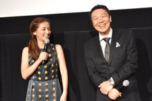 撮影時の裏話を楽しそうに披露する尾野真千子（左）と村上正典（右）。