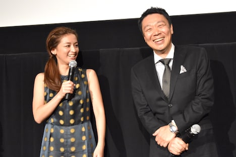 撮影時の裏話を楽しそうに披露する尾野真千子（左）と村上正典（右）。