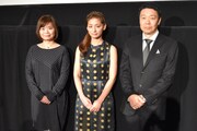 「フジコ」完成披露試写会の様子。左から原作者の真梨幸子、主演の尾野真千子、演出を手がけた村上正典。