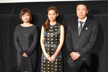 「フジコ」完成披露試写会の様子。左から原作者の真梨幸子、主演の尾野真千子、演出を手がけた村上正典。