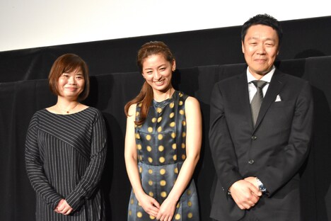 左から真梨幸子、尾野真千子、村上正典。