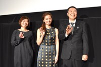 左から真梨幸子、尾野真千子、村上正典。