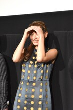 満員の客席を眺める尾野真千子。