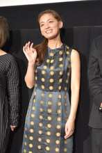 客席後方に手を振る尾野真千子。
