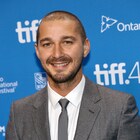 シャイア・ラブーフが出演作29本観賞する姿をライブ配信中、まどろむ様子も