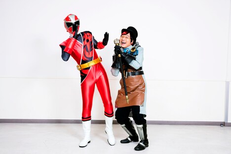 ノリノリの山里ことマーブロに、アカニンジャーもタジタジ。