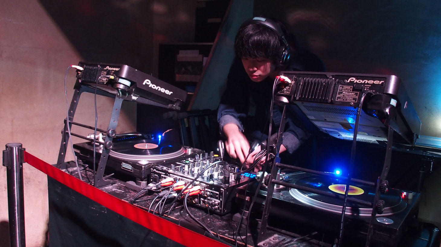 「モーターズ」公開記念イベント“モーターズシェイクダウンパーティー”にて、渡辺大知のDJコーナーの様子。