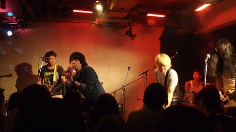 「モーターズ」公開記念イベント“モーターズシェイクダウンパーティー”にて、SPANGLEと渡辺大知のライブコーナーの様子。