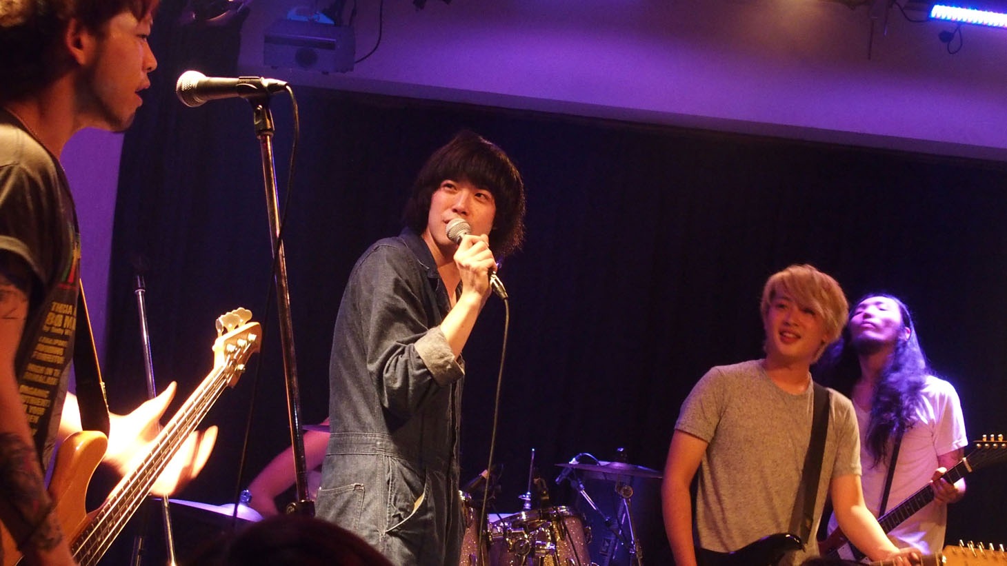 「モーターズ」公開記念イベント“モーターズシェイクダウンパーティー”にて、SPANGLEと渡辺大知のライブコーナーの様子。