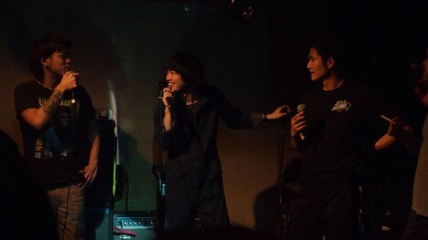 「モーターズ」公開記念イベント“モーターズシェイクダウンパーティー”にて、SPANGLEと渡辺大知のトークコーナーの様子。