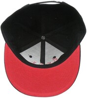 「仁義なき戦い」フラットバイザー血風キャップ裏面 ※完成品は一部デザインが異なる場合あり (c)東映