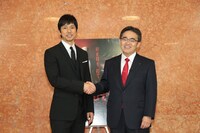 記者会見に登壇した西島秀俊（左）、大村秀章愛知県知事（右）。