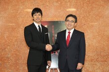 記者会見に登壇した西島秀俊（左）、大村秀章愛知県知事（右）。