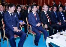 「海難1890」プレミア上映会の様子。前列左から田中光敏、安倍晋三首相、トルコ共和国のレジェップ・タイイップ・エルドアン大統領。