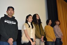「モーターズ」初日舞台挨拶の様子。左から犬田文治、木乃江祐希、前田裕樹、鹿江莉生、磯龍介。