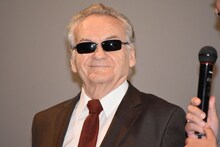 登壇者のジョークに笑うイエジー・スコリモフスキ。