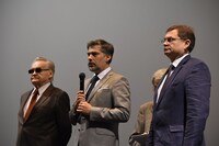 ポーランド映画祭2015舞台挨拶の様子。左からイエジー・スコリモフスキ、ツィリル・コザチェフスキ駐日ポーランド共和国大使、ポーランド広報文化センター所長ミロスワフ・ブワシチャク氏。