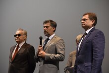 ポーランド映画祭2015舞台挨拶の様子。左からイエジー・スコリモフスキ、ツィリル・コザチェフスキ駐日ポーランド共和国大使、ポーランド広報文化センター所長ミロスワフ・ブワシチャク氏。