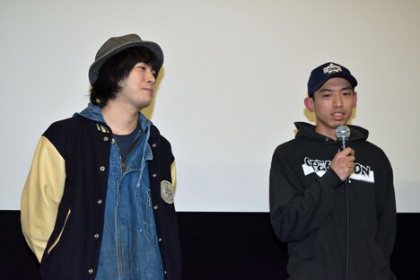 緊張しながら話す犬田文治（右）と、それを見守る渡辺大知（左）。