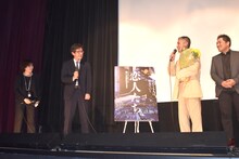 プロデューサーの深田誠剛（左から2人目）に花束を渡され、喜ぶ橋口亮輔（左から3人目）。