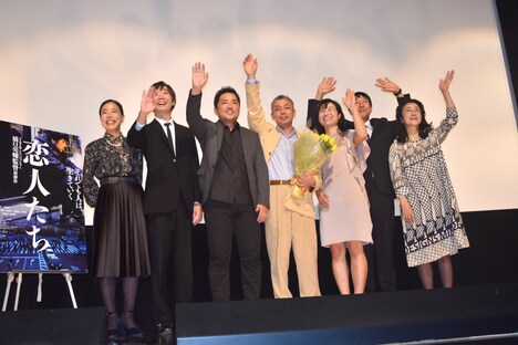 手を振る橋口亮輔とキャストたち。