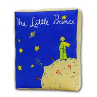 「みんなのくじ リトルプリンス 星の王子さまと私」ダブルゲット賞のブック型クッション（全長約30cm）。