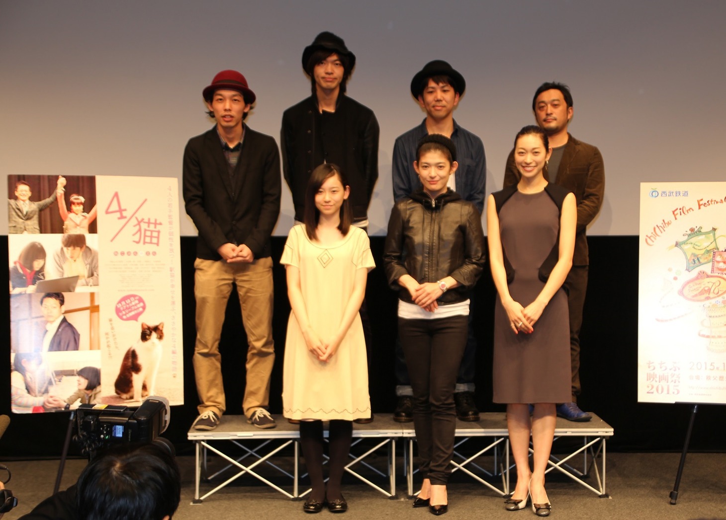 「4／猫-ねこぶんのよん-」舞台挨拶の様子。前列左から柴田杏花、山田キヌヲ、熊澤枝里子。後列左から上田慎一郎、早坂亮輔、浅沼直也、中泉裕矢。(c)2015 埼玉県／SKIPシティ 彩の国ビジュアルプラザ